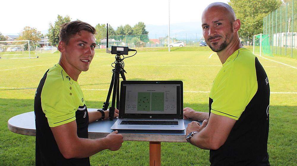 WAC-Trainer Christian Ilzer (rechts) und Co-Trainer Dominik Deutschl analysieren den kommenden Gegner. Der Plan für das Mattersburg-Spiel steht bereits