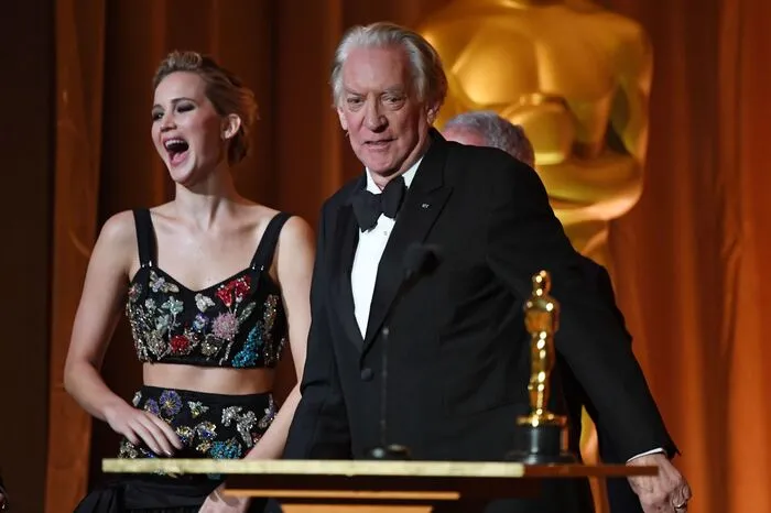 Jennifer Lawrence überreichte den Ehren-Oscar an Donald Sutherland.
