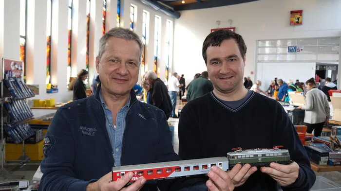 Die Herzen der Fans von Modelleisenbahnen schlugen am Sonntag in Klagenfurt wieder einmal höher. Der Kärntner Modelleisenbahnverein, der in Köttmannsdorf auf 300 Quadratmetern eine Modelleisenbahn laufen lässt, veranstaltete die herbstliche Modelleisenbahnbörse mit Ausstellern aus Kärnten, Salzburg, Nieder- und Oberösterreich, der Steiermark, Zagreb und Venedig auf dem Messegelände.