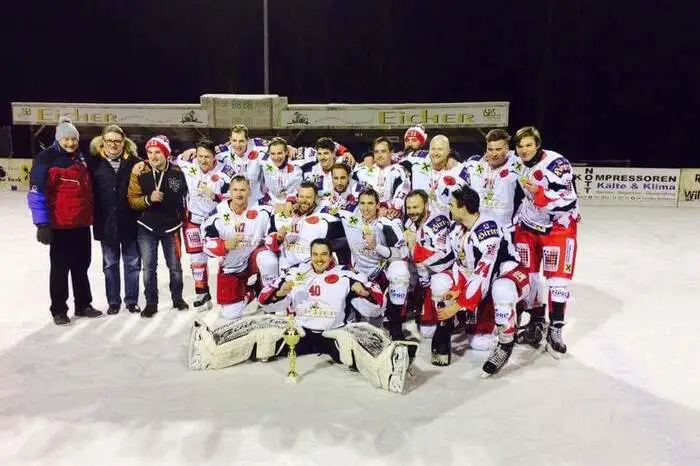 Kader: Christoph Bernhart, Hermann Rasser, Thomas Ebner, Gert Ebner, Otto Springer, Heimo Salzer, Bernhard Rasser, Marco Stranner, Gernot Winkler, Daniel Groicher, Rene Kronlechner, Gernot Wispichler, Thomas Eicher, Stefan Kandolf, Michael Ebenwaldner, Matthias Ressler, Johannes Ressler. Spielertrainer: Gernot Winkler. Im Vorjahr holte sich St. Salvator den Titel in der Unterliga Ost, verzichtete aber auf den Aufstieg. Die Folge: Der Klub musste laut Regulativ in die Landesklasse zwangsabsteigen.  „Der Kader blieb großteils gleich“, erzählte Stefan Kandolf. St. Salvator gewann gleich die ersten elf Spiele, vier davon zweistellig. Eine Runde vor Schluss stand der Meistertitel fest. Top: Bernhard Rasser (56 Scorerpunkte) und Spielertrainer Gernot Winkler (35).