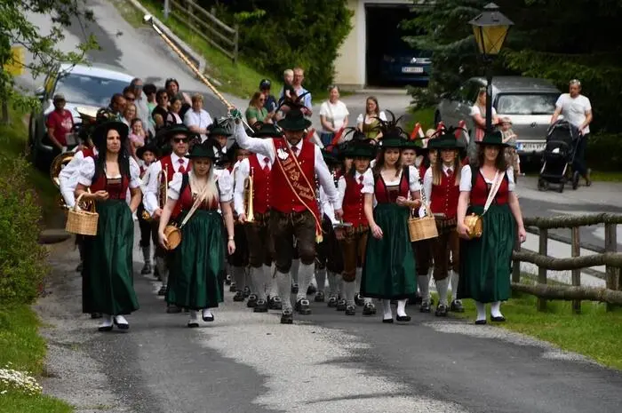Unter der Leitung von Kapellmeister Johannes Oberreiter und Obmann Fabian Pirkner wurde das Jubiläum gebührend gefeiert, mit Festakt, Festzug und Gästekonzerten im Festzelt.