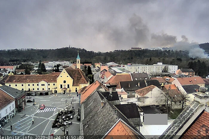 Die Rauchsäule ist über Leibnitz deutlich zu sehen.