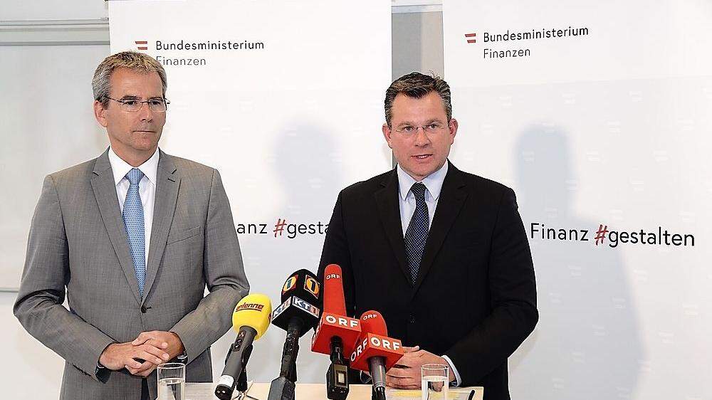 Finanzminister Hartwig Löger (links) und Hans-Georg Kramer Regionalmanager der kärntner Finanzämter