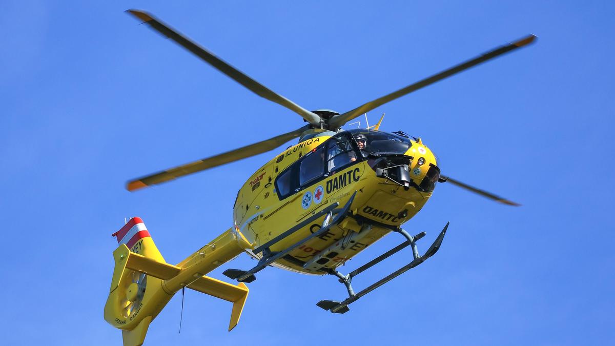 Der Rettungshubschrauber brachte den Mann ins Krankenhaus 