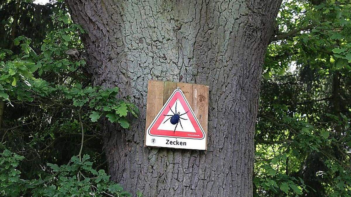 Warnung im Wald vor Zecken