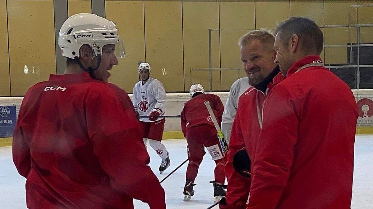 KAC-Verteidiger Jesper Jensen Aabo mit den Rotjacken-Coaches Petri Matikainen und Juha Vuori