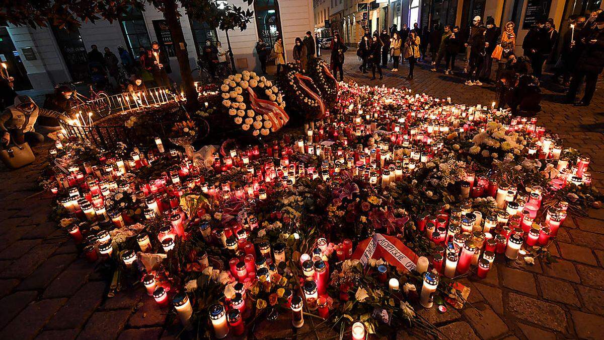 Ein Kerzen- und Blumenmeer in der Seitenstettengasse erinnert an die Opfer des Terroranschlages in Wien