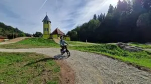 Man kann nicht früh genug anfangen zum Üben, denkt sich auch der dreijährige Matteo