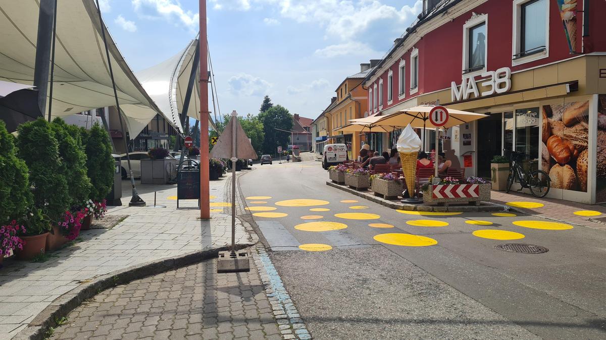 Die gelben Punkte zeigen die Begegnungszone an. Der provisorische Gastgarten wird verlegt, es folgt die nächste Testphase