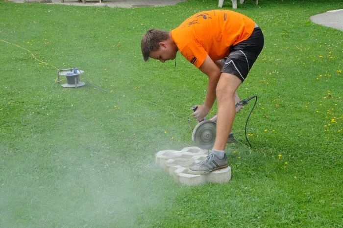 Die Birkfelder errichteten am 11. August einen Barfußweg für den Gemeindekindergarten Birkfeld, der mit verschiedenen Materialien wie z. B. Sand, Steinen und Holz gefüllt wurde.