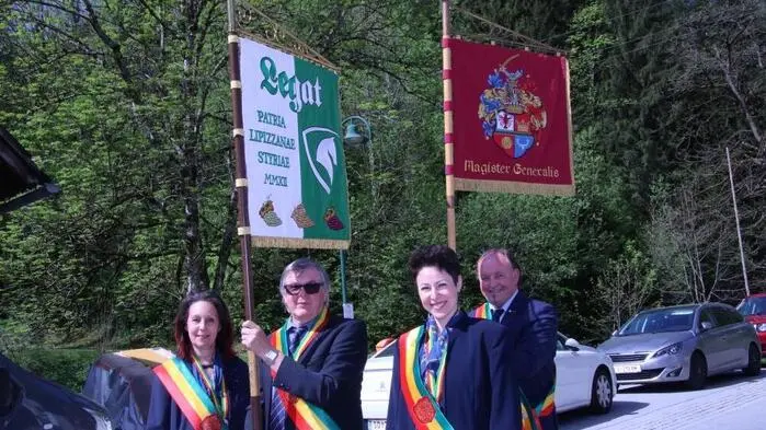 In das kleine, reizvolle Bergdorf Graden (Gemeinde Köflach) luden die Weinritter aus Köflach vom Legat Patria Lipizzanae Styriae unter den beiden Legaten Franz Josef Ellersdorfer und Peter Schrödl zum Frühlingsfest ein.