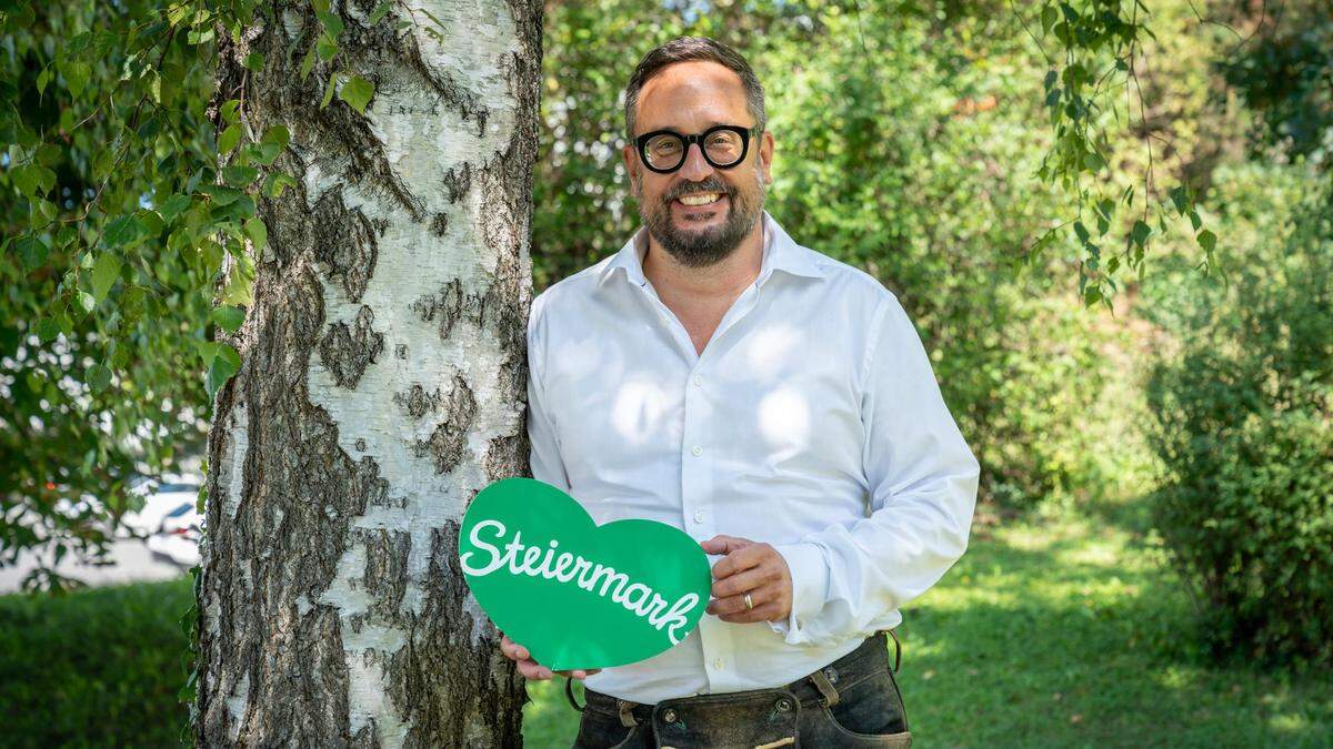 Martin Schiefer trägt die Werte der Steiermark nach Außen. Innovation, Genuss, Fleiß, Kultur und Natur sind auch Werte, die er in seiner Arbeit im Vergaberecht lebt.