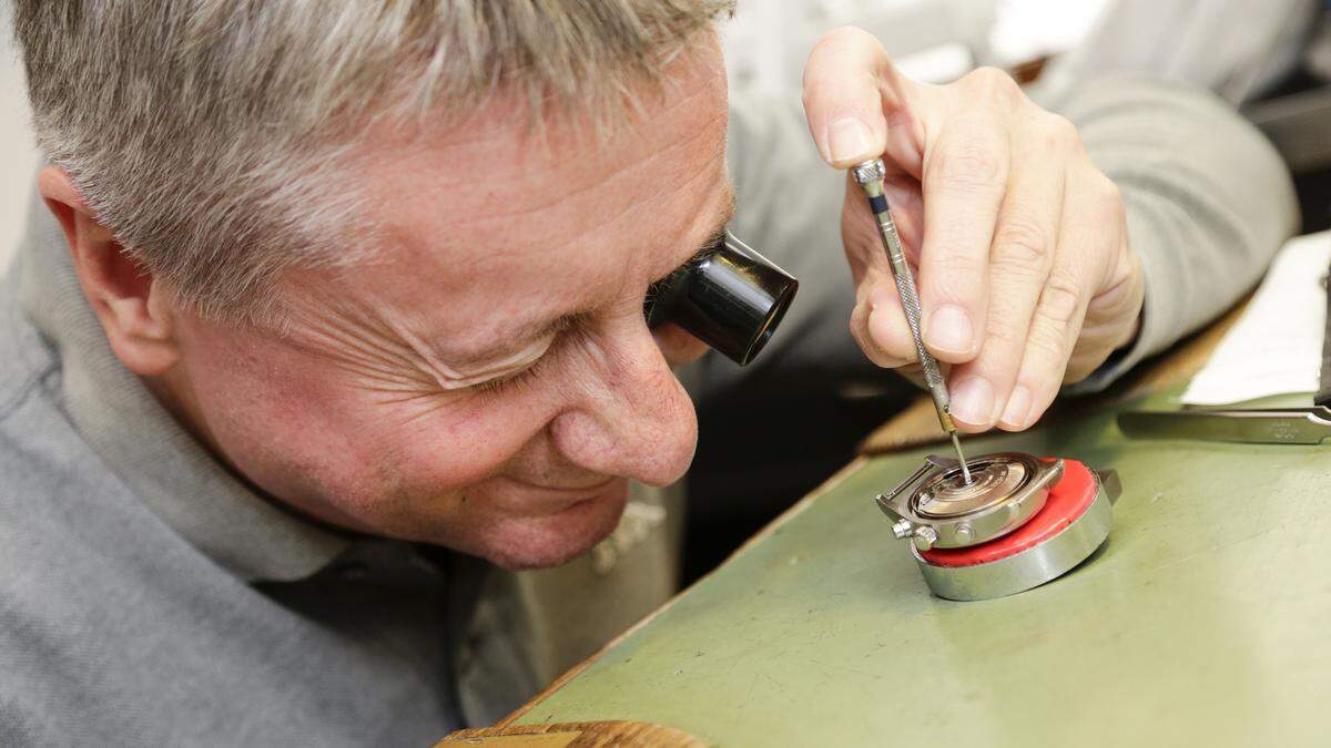 Feinmechanik: Uhrmacher Manfred Rath bei der Arbeit.