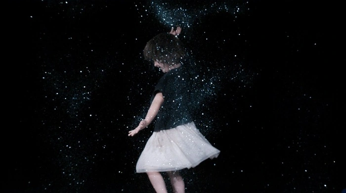 „Glitter“. Katharina Swoboda mit Konstantina. Videostill