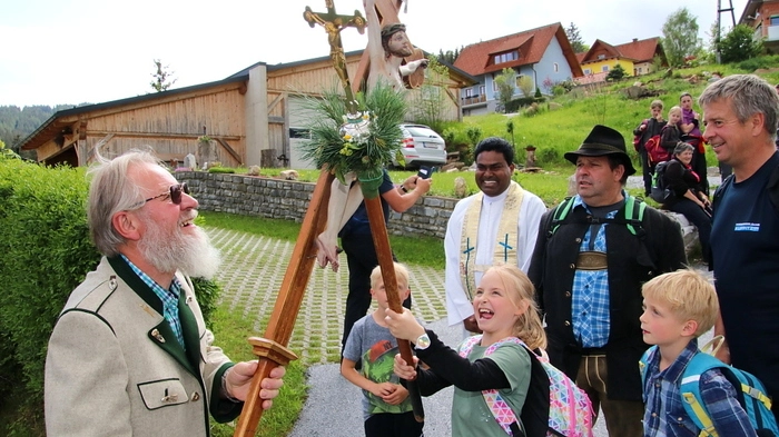 Am Christi Himmelfahrtstag sind es die St. Peterer und Reichenfelser, die über die Alm wandern, am Sonntag vor Pfingsten, dem „Totensonntag“ kommen die Gläubigen aus Bad St. Leonhard. Und am Pfingssonntag pilgern die Hirschegger nach Bad St. Leonhard. In all den Jahren ist keine einzige Wallfahrt ausgefallen.