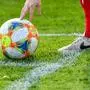 Fußball am Spielfeld