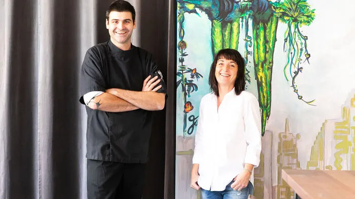 Innenarchitektin Sabine Schimanofsky und Betreiber Tihomir Mudnic im neuen Restaurant "Goldene Banane" in der Grazer Brockmanngasse.