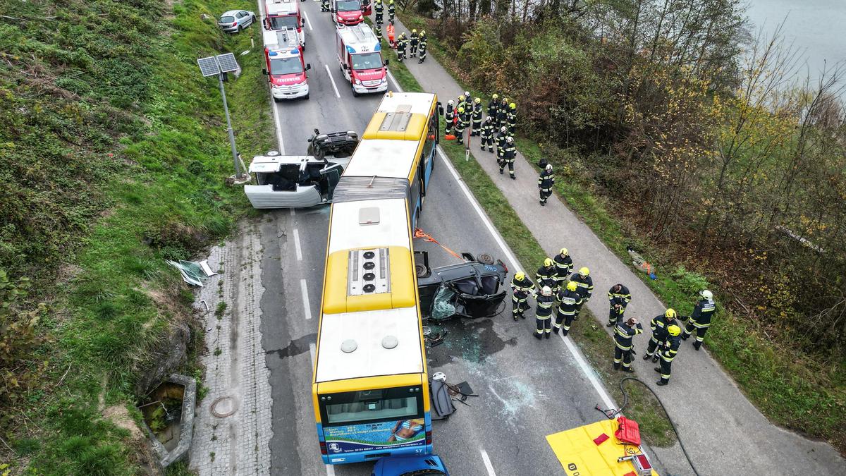 In den Unfall sind ein Gelenkbus und mehrere Autos verwickelt