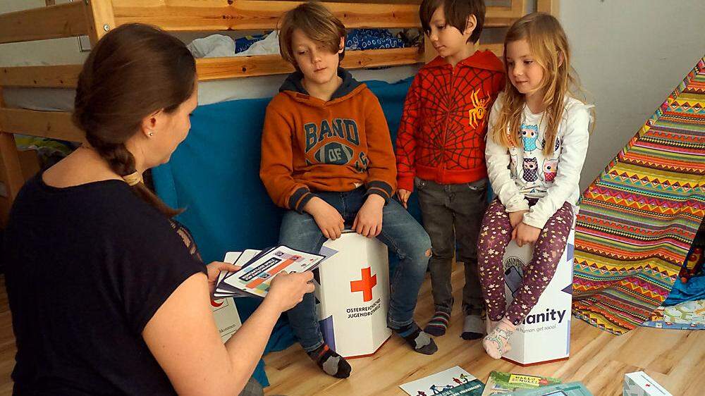 Das Jugendrotkreuz informiert darüber, wie Eltern altersgerecht mit ihren Kindern über den Ukraine-Konflikt reden können