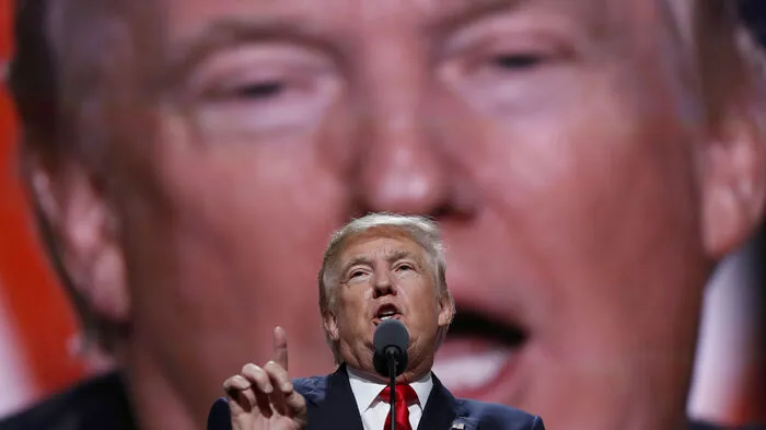 Donald Trump: "Ich habe die politische Arena betreten, damit die Mächtigen nicht länger auf Menschen einschlagen können, die sich nicht verteidigen können. Niemand kennt das System besser als ich, deswegen bin ich der Einzige, der es reparieren kann."