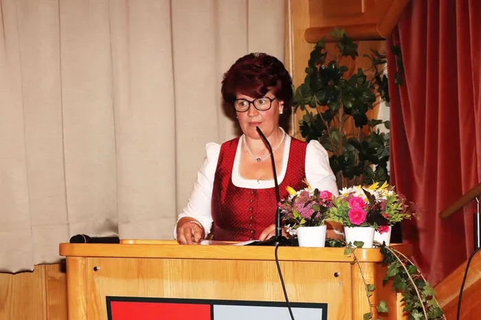 Die Obfrau von der Singgemeinschaft Gnesau Klaudia Ferlan bei ihrer Begrüßung der zahlreichen Ehrengäste und BesucherInnen!