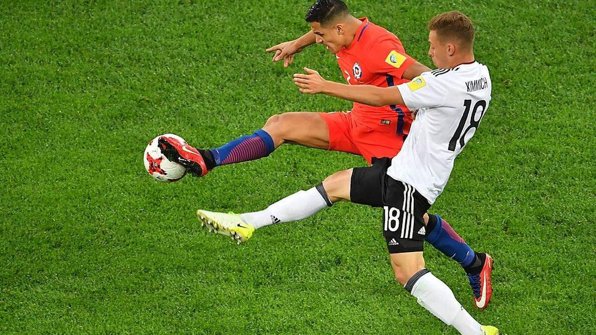 Alexis Sanchez und Deutschland-Spieler Joshua Kimmich