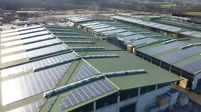 4000 Solarmodule wurden auf den Hallendächern montiert