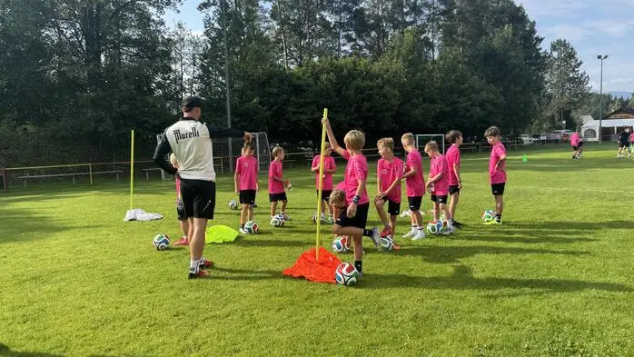 Am Sportplatz des SV Lobmingtal steht diese Woche wieder alles im Zeichen des Fußballs. Beim bereits 18. Kids-Fußballcamp nehmen heuer 115 Kinder im Alter von fünf bis 15 Jahren teil. 