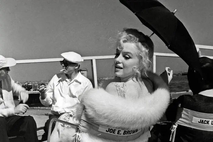 Schlaftabletten gelten als Todesursache von Marilyn Monroe, doch es halten sich bis heute Verschwörungstheorien. Unter anderem wird spekuliert, dass Monroe ermordet wurde (indem man sie zwang, die Drogen zu nehmen, die sie töteten), um sie daran zu hindern, Details über ihre Beziehung zu den Kennedy-Brüdern preiszugeben.