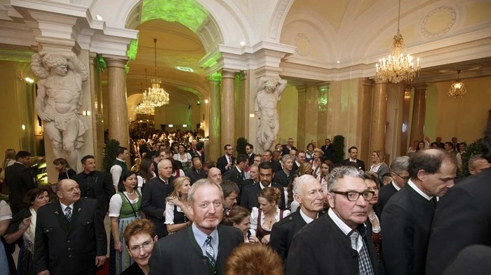Was für ein Gedränge: Bevor der Ball um 21 Uhr eröffnet wurde, eilten die Gäste schnell zu ihren Plätzen.
