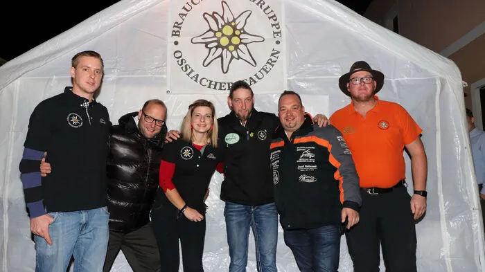Die "Brauchtumsgruppe Ossiacher Tauern“ von links:Roland Thamer (Perchtenbeauftragter), Marius Treffner, Eva Moser (Schriftführerin), Martin Lorber (Obmann), Karl-Heinz Stadtmann und Thomas Grabner (Bus-Shuttle Fahrer).