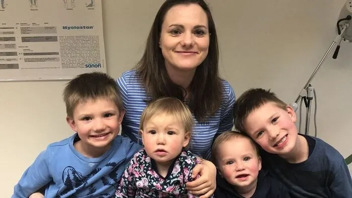 Ulrike Zehetner, praktische Ärztin in St. Martin im Sulmtal, mit ihren vier Kindern Jonas (5), Marie, Fabian (jeweils 20 Monate) und Tobias (6)	 