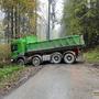 Im aufgeweichten Boden blieb der Lkw stecken