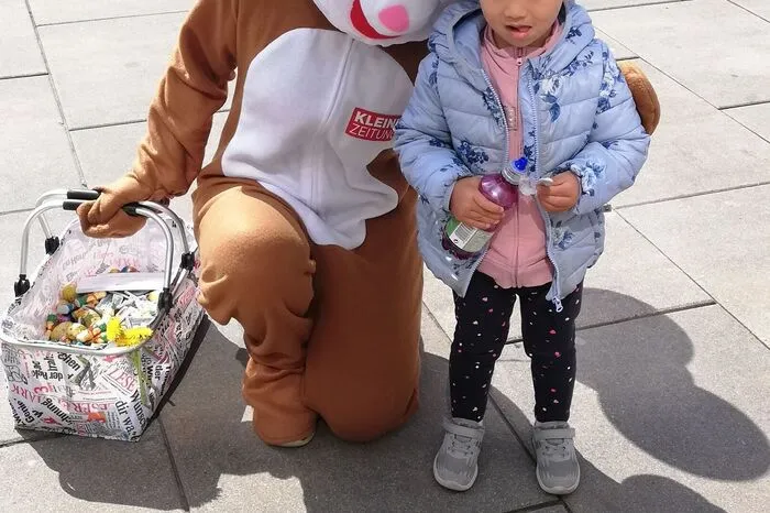 Die Kinder haben sich über die schokoladige Überraschung gefreut.