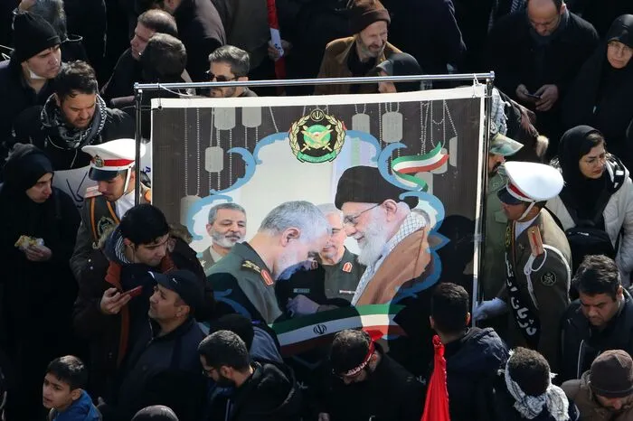 Transpararente und Bilder im Trauerzug: Hier erhält General Soleimani den höchsten iranischen Orden