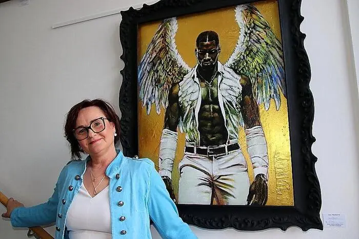 „Kunst ist meine Sprache, Gesichter sind meine Inspiration. Mit kräftigen Farben, dynamischen Pinselstrichen und einer modernen Interpretation klassischer Techniken fange ich Emotionen ein und bringe sie auf die Leinwand“, schildert die Künstlerin ihre Werke.