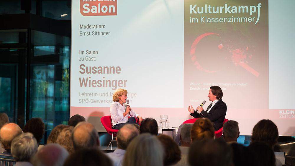 Ein Abend voller Brisanz, Autorin Susanne Wiesinger und Moderator Ernst Sittinger. 