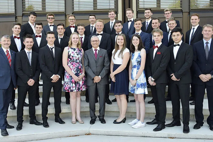 Die Schülerinnen und Schüler der 5AHMBT: Paul Berghofer, Manuel Edlinger, Matthias Feichtinger, Marco Fürst, Mario Gotthardt, Philipp Handler, Maximilian Hopfer, Markus Hütter, Florian Kalcher, Fabian Knoll, Stefanie Leiner, Oliver Leitgeb, Mario Locker, Philipp Paller, Martin Pangerl, Patrick Pichler, Thomas Reif, Katrin Reisenhofer, Kai Reiter, Daniel Schafzahl, Carmen Schönauer, Thomas Siegl, Martin Triebl, Benjamin Voit, Stefan Wiederhofer. Klassenvorstand: Helmut Wilplinger.