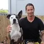 Oliver Setzinger mit Tierschutzhund Luzi