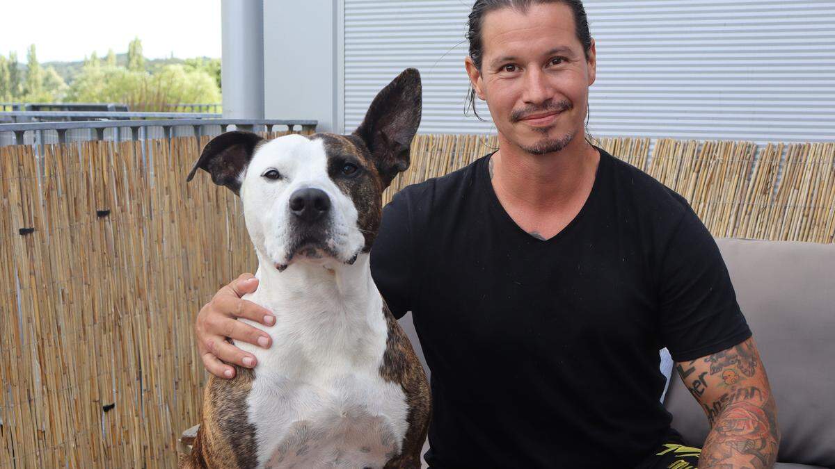 Oliver Setzinger mit Tierschutzhund Luzi