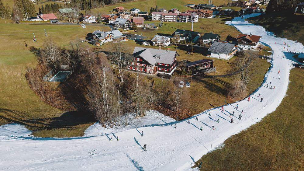 Diese Bilder sorgten heuer im Winter für Aufregung: In vielen Skigebieten wird Schnee zur Mangelware