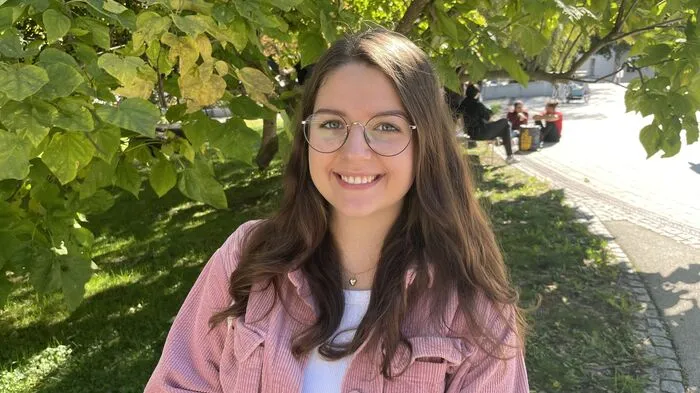 Nadine Igler, 22 Jahre aus Griffen, 1. Semester: Ich bin derzeit in Bildungskarenz, arbeite nebenbei aber geringfügig weiter. In dieser Situation muss man einfach arbeiten, weil vor allem zu Beginn des Studiums das ganze Geld in Dinge für die Uni geht. Ein Laptop, ein iPad oder sogar Notizblöcke kosten zusammengerechnet viel. Wegen der Situation reise ich jetzt auch nicht mehr so viel und fahre nicht ans Meer, sondern gehe in den Park oder an den Wörthersee.