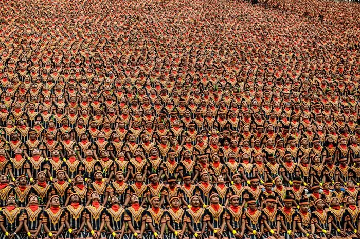 10.000 Männer haben in Indonesien mit einem gemeinsamen Tanzauftritt auf die Regenwaldvernichtung in ihrem Land aufmerksam gemacht.