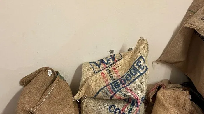 In den Jute-Säcken lagern die verschiedenen Sorten.