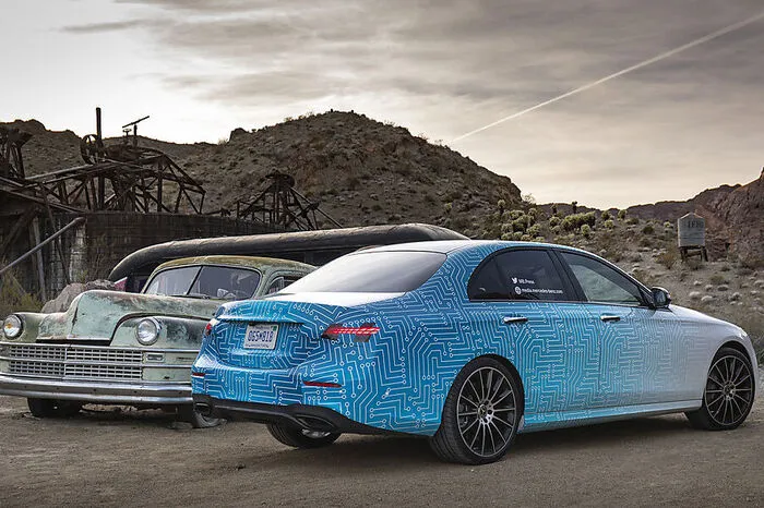 Mit der Modellpflege machen sich bei Mercedes die Mild-Hybriden breit – nur bei den kleinen Dieselmotoren nicht. Und es soll eine Offensive zum Thema Plug-in-Hybrid geben: nicht weniger als sieben Varianten (T-Modell und Allrad eingerechnet). Die Technik stammt aus dem SUV GLC und ermöglicht eine rein elektrische Reichweite von bis zu 50 Kilometern. Neu im Programm ist der Vierzylinder-Benziner mit zwei Litern Hubraum, 272 PS und weitere 20 durch den Elektro-Boost des intergierten Startergenerators. Das gilt auch für den neuen 3-Liter-Reihensechszylinder-Benziner mit 367 PS.