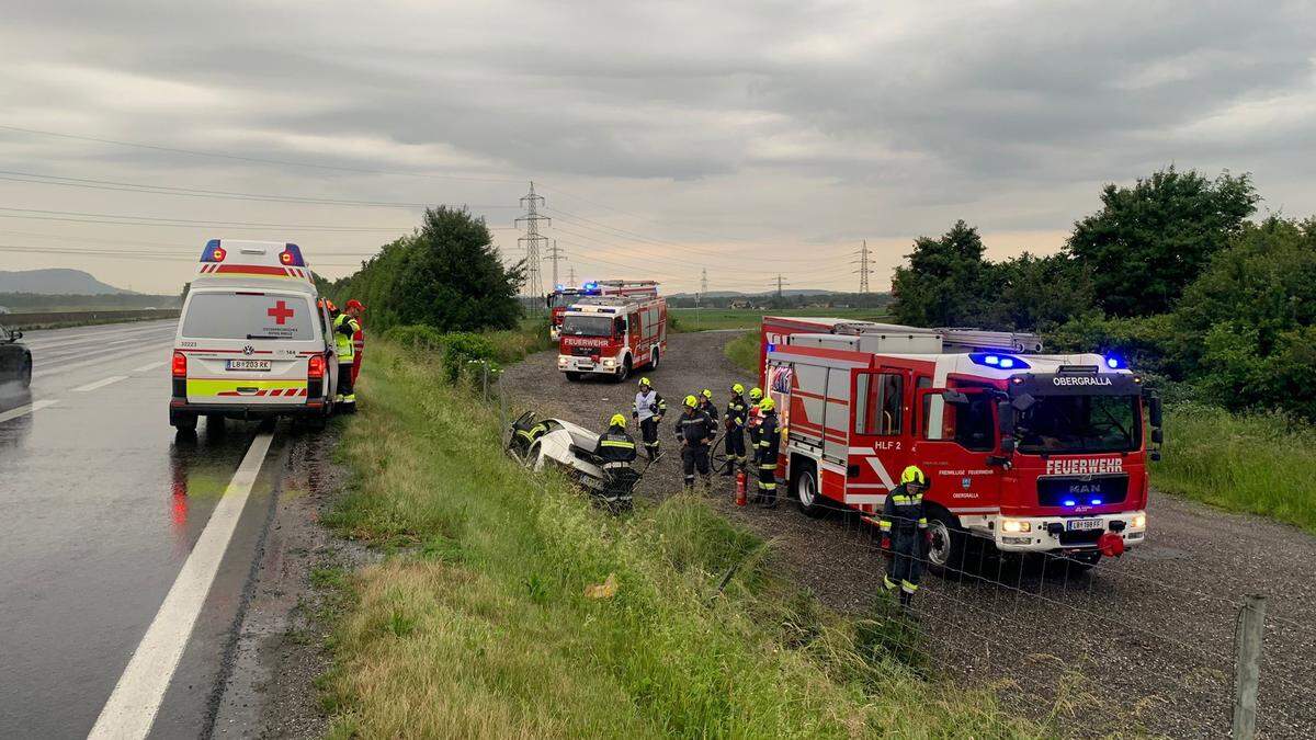 Der Pkw wurde bei dem Unfall schwer beschädigt