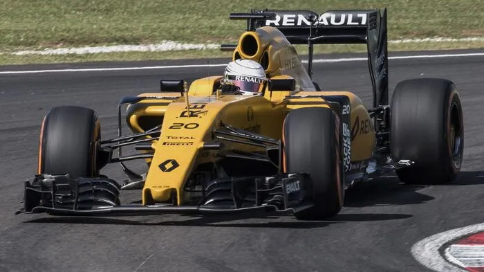 Beim ersten freien Training von Sepang fing der Renault von Kevin Magnussen in der Boxenstraße Feuer. Der Däne blieb Gott sei Dank unverletzt. Klicken Sie sich durch die spektakulären Bilder der Feuer-Panne von Kevin Magnussen.