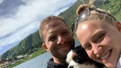 Build-Chef Martin Trink mit Partnerin Christina Bösl und Hund Mio | Martin Trink ist mit Partnerin Christina Bösl und Hund Mio gerne in der Natur unterwegs