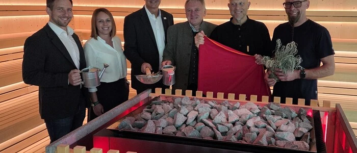 Thermendirektor Gernot Deutsch und Bad Waltersdorfs Bürgermeister Johann Fiedler (3. und 4. v. l.) mit dem Sauna- und Thermenteam