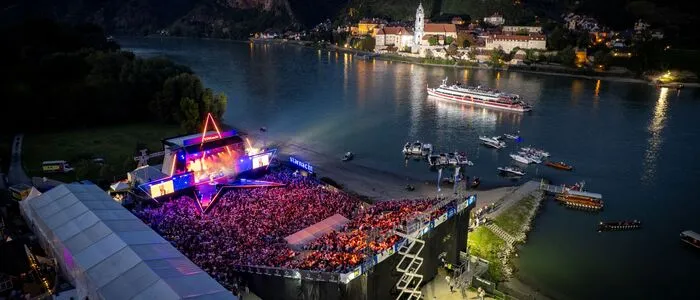Bühne für die TV-Show Starnacht um Ufer der Donau
